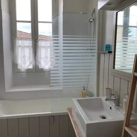 La Maison Du Bourg Proche St Emilion Bed & Breakfast 3*