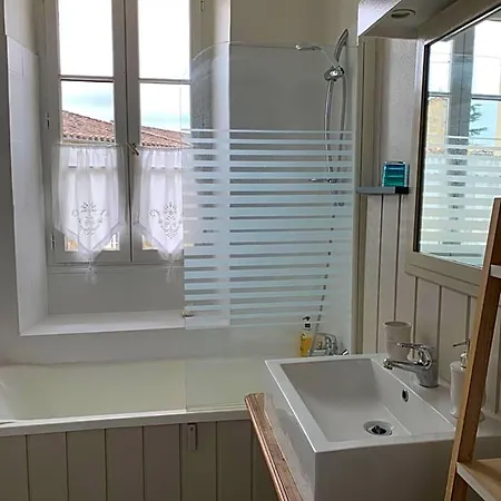 Bed & Breakfast La Maison Du Bourg Proche St Emilion 3*