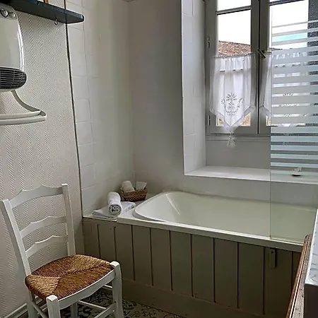 Bed & Breakfast La Maison Du Bourg Proche St Emilion 3*