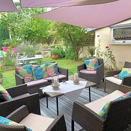 La Maison Du Bourg Proche St Emilion Bed & Breakfast 3*